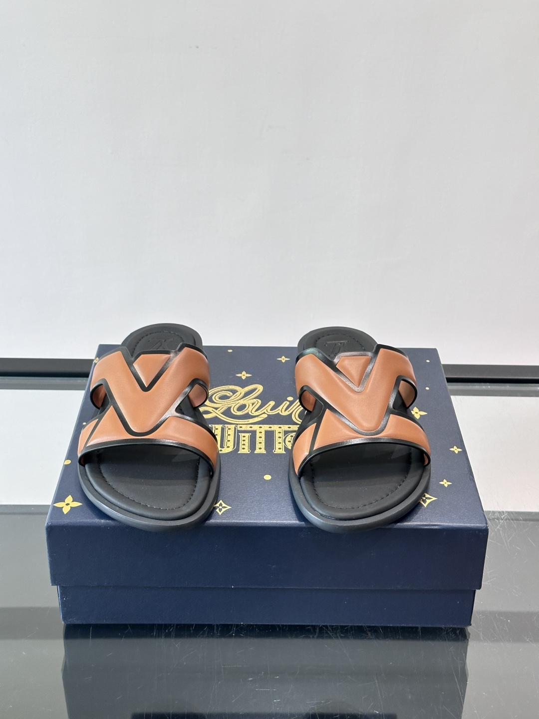 LV Isola系列男士凉拖，双带设计+Monogram浮雕，绒面革材质超有质感！米色鞋面配白色橡胶底，