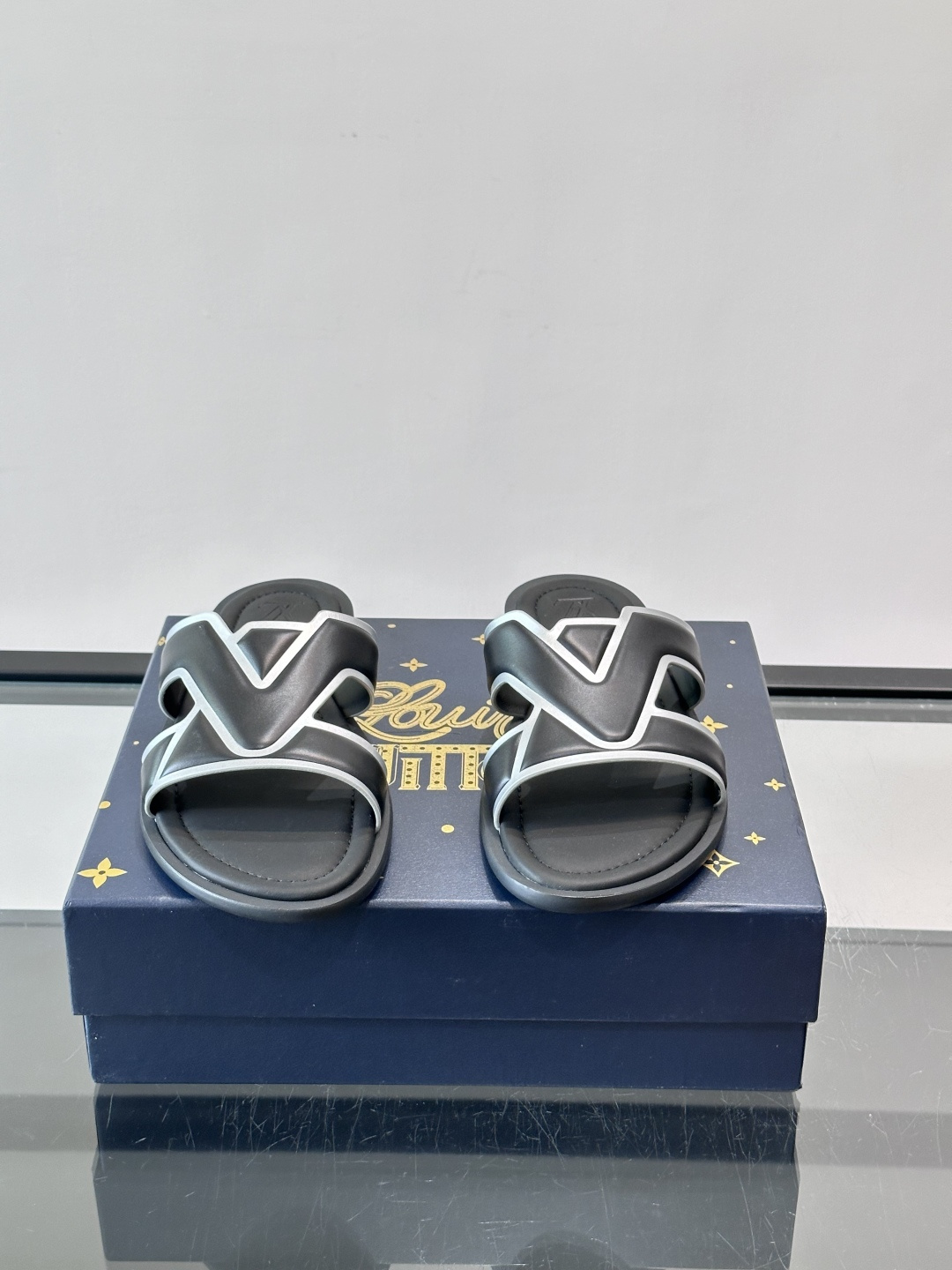 LV Isola系列男士凉拖，双带设计+Monogram浮雕，绒面革材质超有质感！米色鞋面配白色橡胶底，