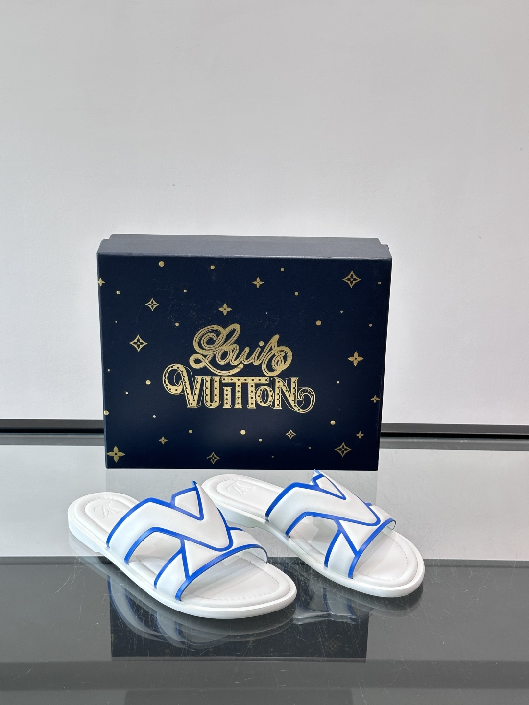 LV Isola系列男士凉拖，双带设计+Monogram浮雕，绒面革材质超有质感！米色鞋面配白色橡胶底，
