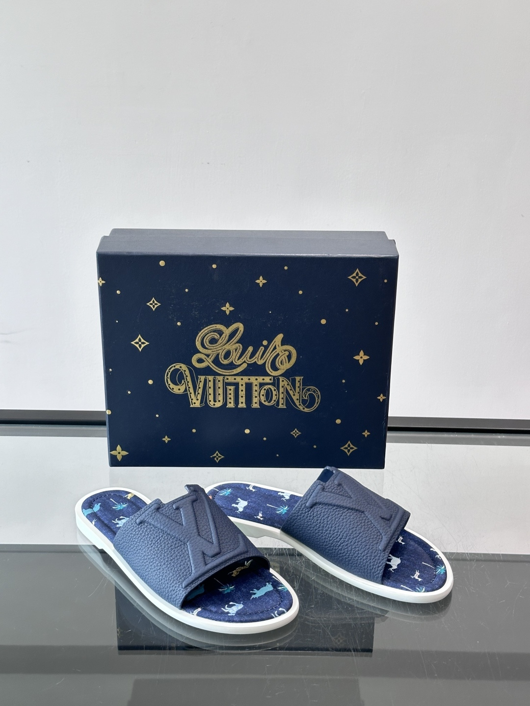 ✨LV Isola系列凉拖鞋,采用Monogram压花皮革,搭配橡胶鞋底,简约又有辨识度。鞋面“LV ✨LV Isola系列凉拖鞋,采用Monogram压花皮革,搭配橡胶鞋底,简约又有辨识度。鞋面“LV