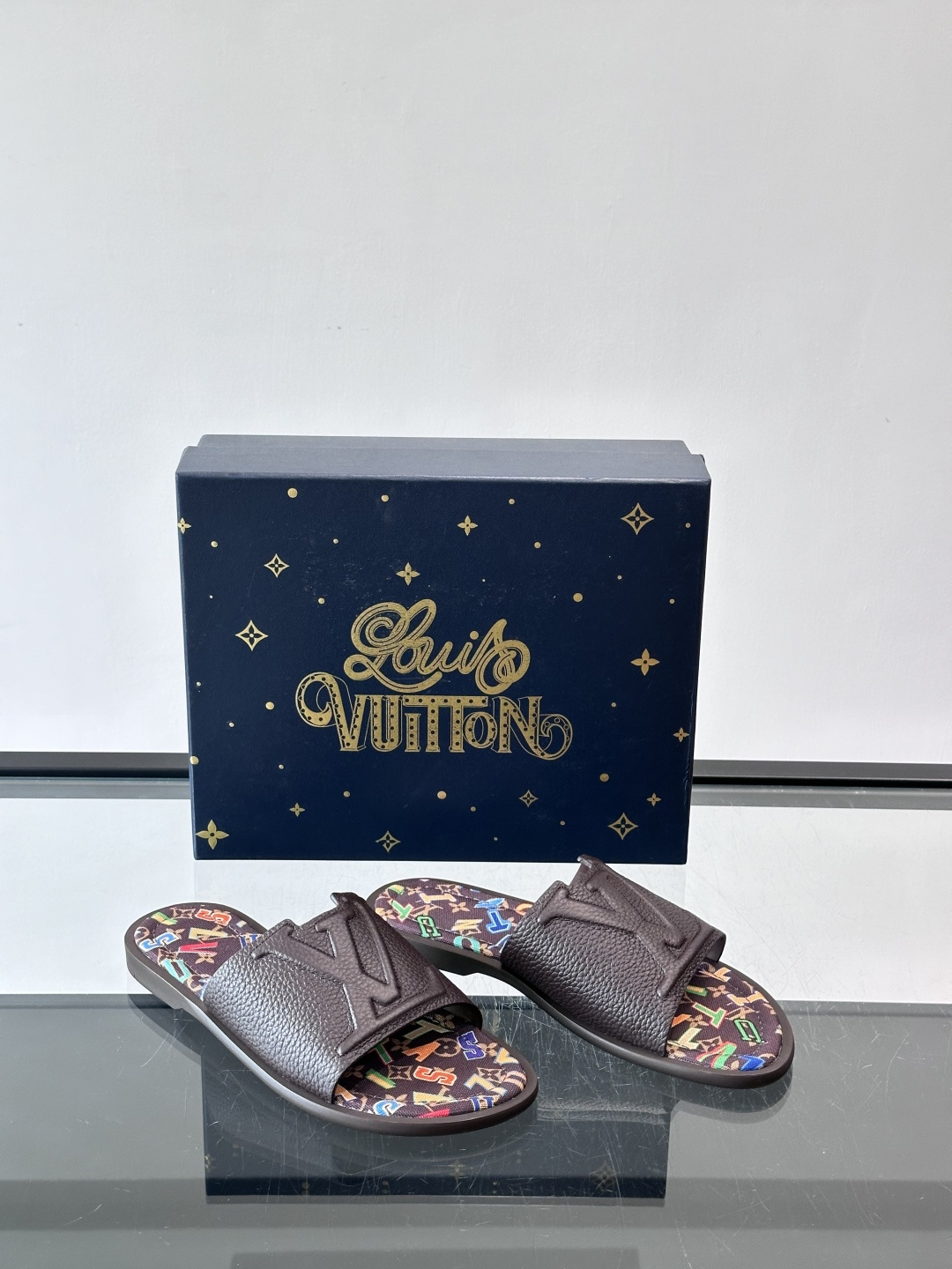 ​​✨LV Isola系列凉拖鞋，采用Monogram压花皮革，搭配橡胶鞋底，简约又有辨识度。鞋面“LV