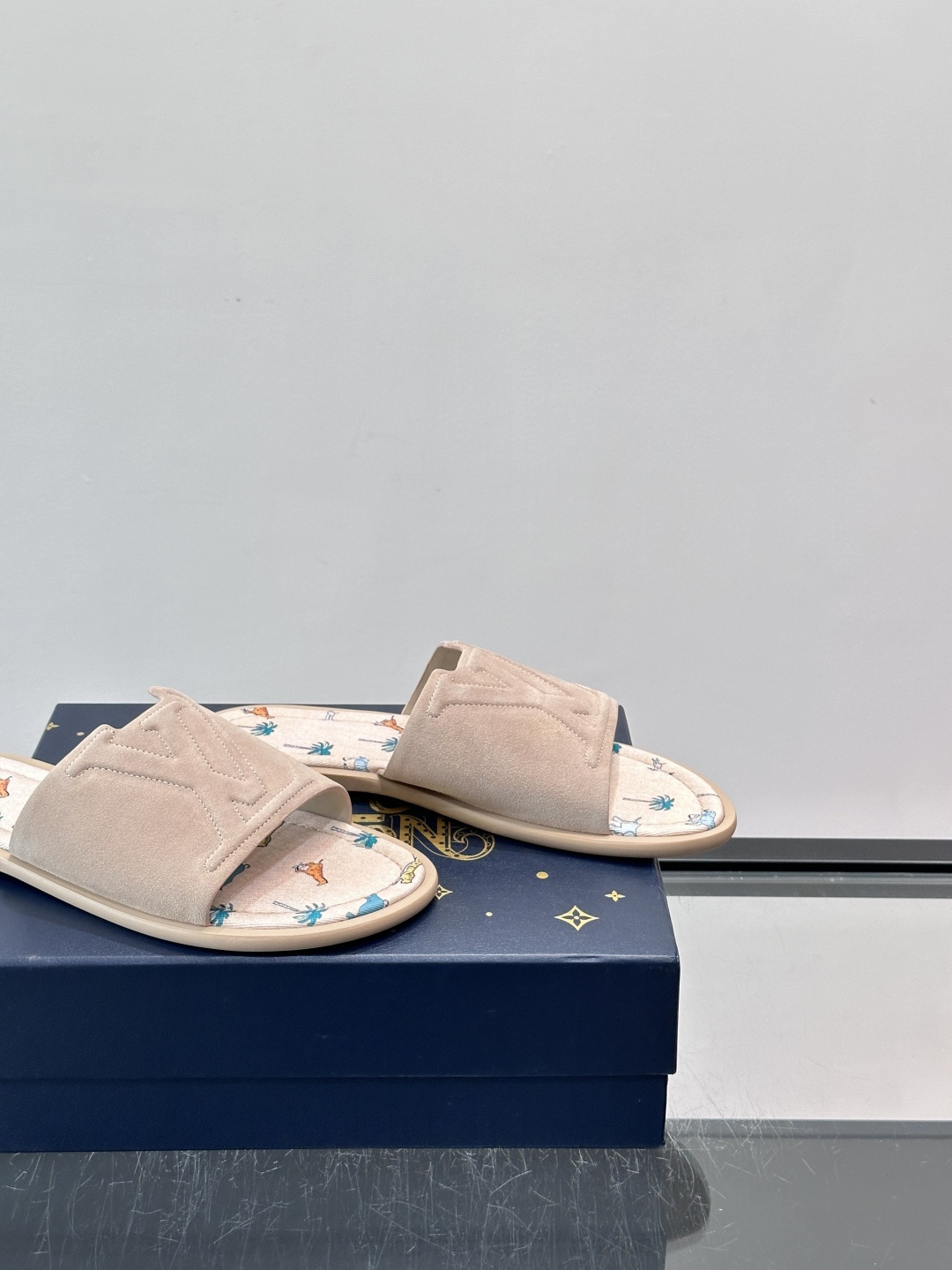 ✨LV Isola系列凉拖鞋,采用Monogram压花皮革,搭配橡胶鞋底,简约又有辨识度。鞋面“LV ✨LV Isola系列凉拖鞋,采用Monogram压花皮革,搭配橡胶鞋底,简约又有辨识度。鞋面“LV