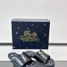 ✨LV Isola系列凉拖鞋,采用Monogram压花皮革,搭配橡胶鞋底,简约又有辨识度。鞋面“LV ✨LV Isola系列凉拖鞋,采用Monogram压花皮革,搭配橡胶鞋底,简约又有辨识度。鞋面“LV