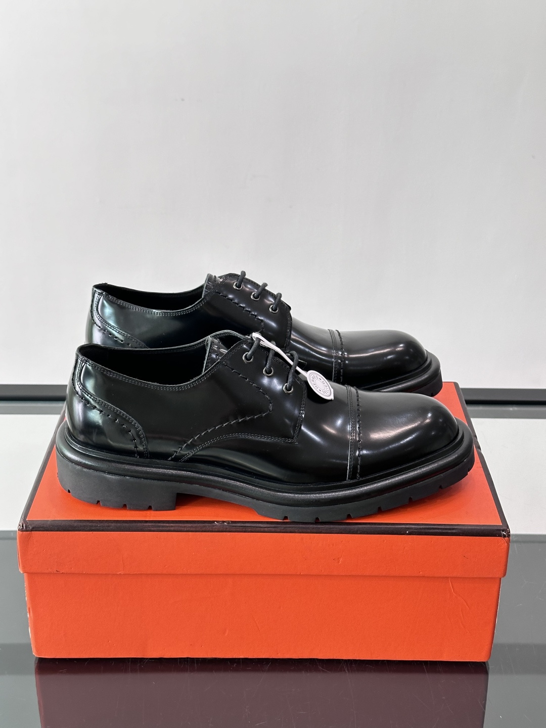 H爱马仕男士德比鞋​​👞这双麂皮德比鞋，经典系带设计，鞋面柔软有质感，橡胶鞋底耐磨又舒适。厚底设计，穿着