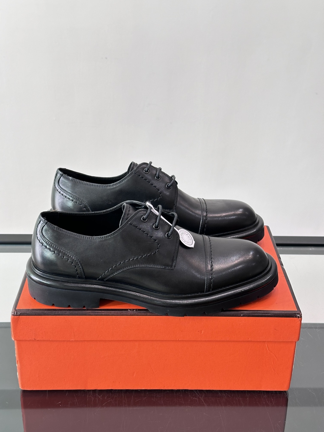 H爱马仕男士德比鞋​​👞这双麂皮德比鞋，经典系带设计，鞋面柔软有质感，橡胶鞋底耐磨又舒适。厚底设计，穿着