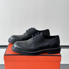 H爱马仕男士德比鞋👞这双麂皮德比鞋,经典系带设计,鞋面柔软有质感,橡胶鞋底耐磨又舒适。厚底设计,穿着 H爱马仕男士德比鞋👞这双麂皮德比鞋,经典系带设计,鞋面柔软有质感,橡胶鞋底耐磨又舒适。厚底设计,穿着