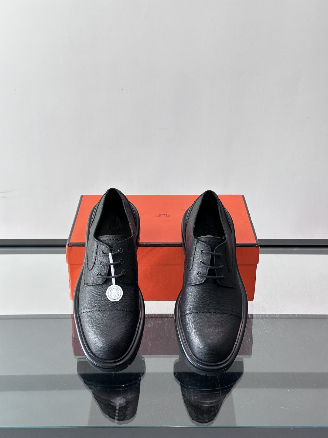 H爱马仕男士德比鞋​​👞这双麂皮德比鞋，经典系带设计，鞋面柔软有质感，橡胶鞋底耐磨又舒适。厚底设计，穿着