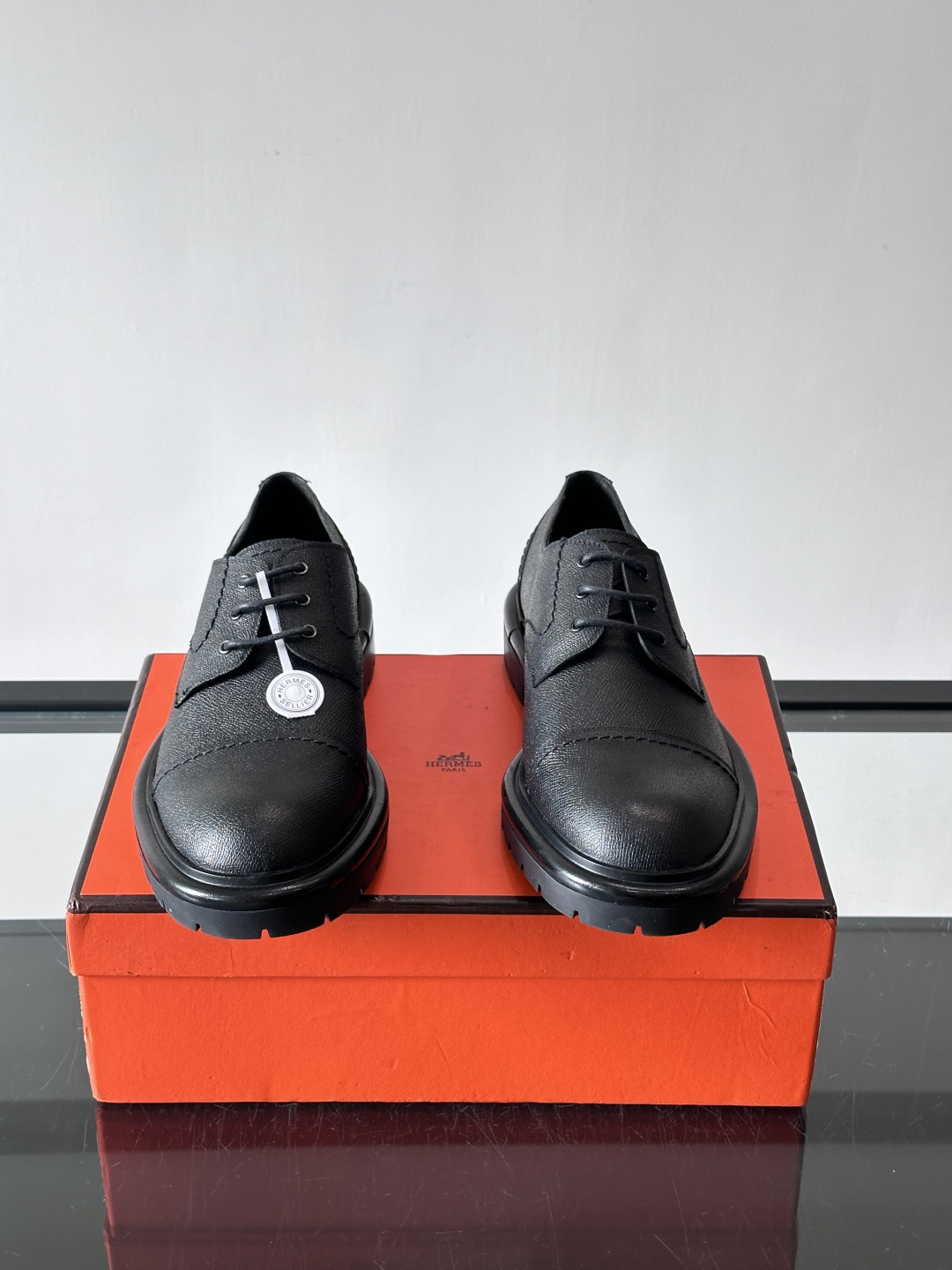 H爱马仕男士德比鞋​​👞这双麂皮德比鞋，经典系带设计，鞋面柔软有质感，橡胶鞋底耐磨又舒适。厚底设计，穿着