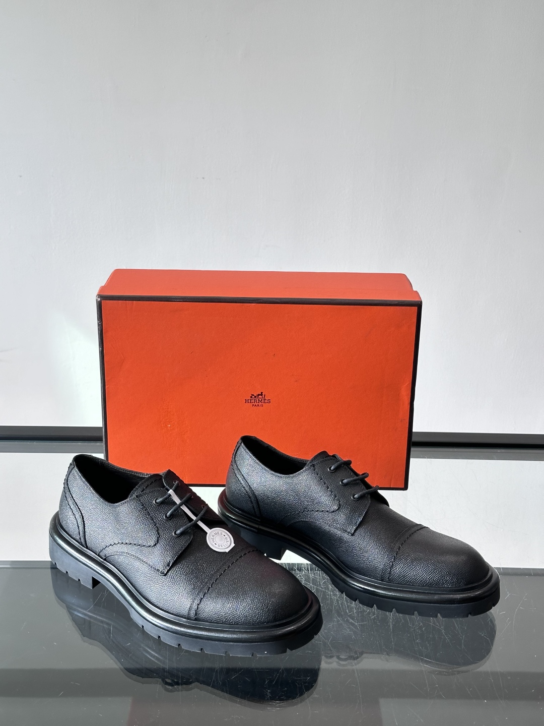 H爱马仕男士德比鞋​​👞这双麂皮德比鞋，经典系带设计，鞋面柔软有质感，橡胶鞋底耐磨又舒适。厚底设计，穿着