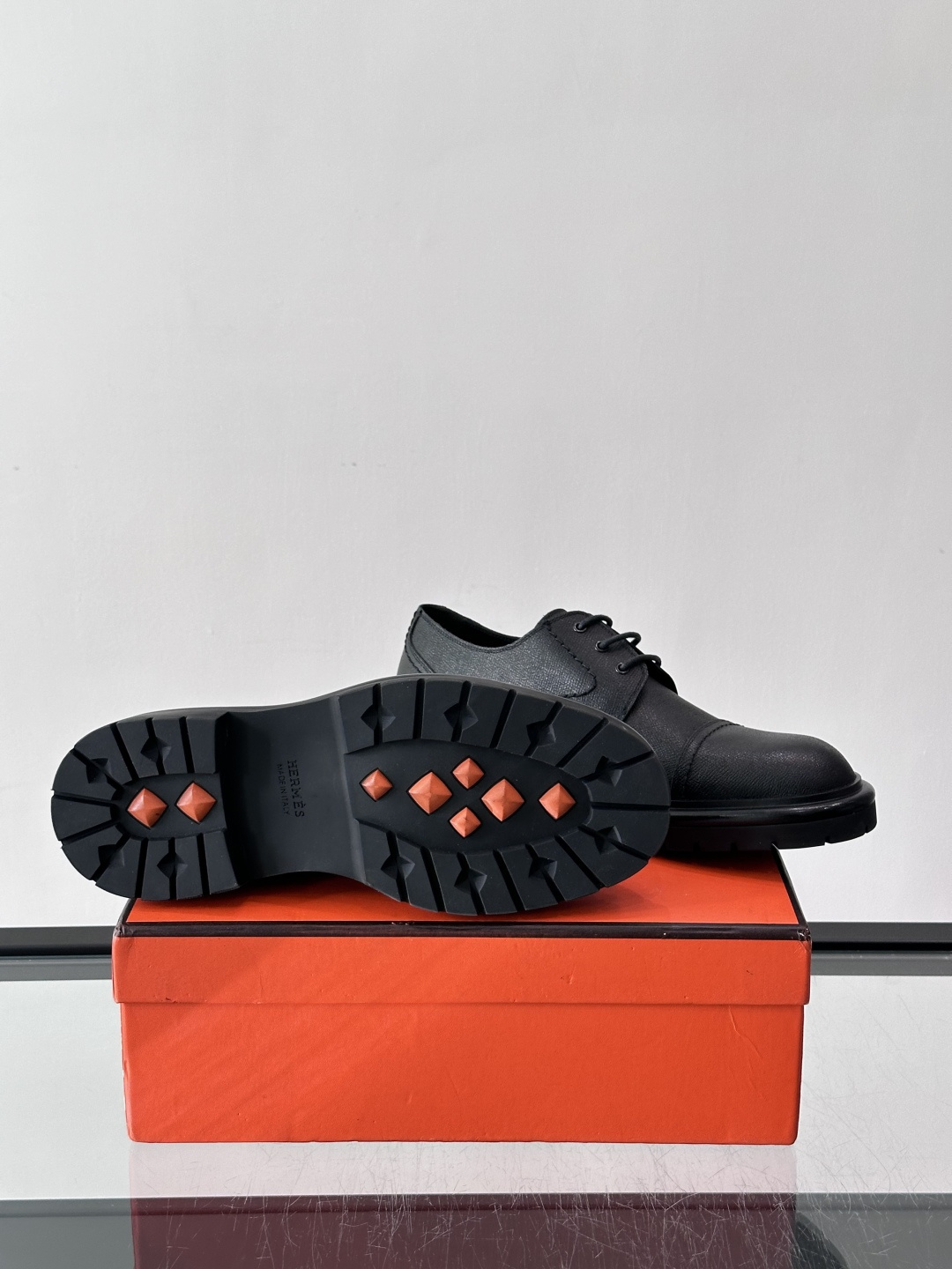 H爱马仕男士德比鞋​​👞这双麂皮德比鞋，经典系带设计，鞋面柔软有质感，橡胶鞋底耐磨又舒适。厚底设计，穿着