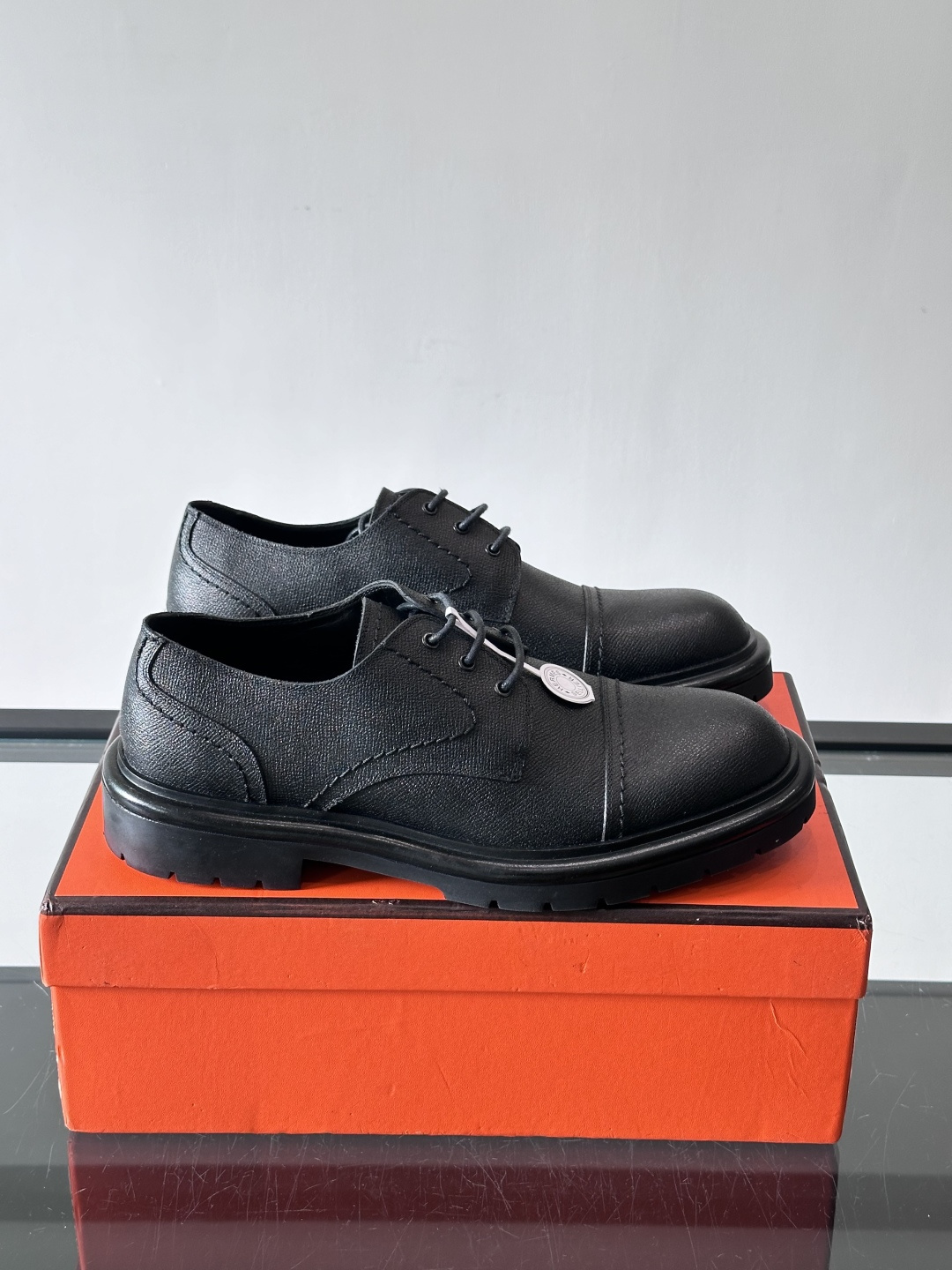 H爱马仕男士德比鞋​​👞这双麂皮德比鞋，经典系带设计，鞋面柔软有质感，橡胶鞋底耐磨又舒适。厚底设计，穿着