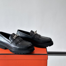 H爱马仕男士德比鞋👞这双麂皮德比鞋,经典系带设计,鞋面柔软有质感,橡胶鞋底耐磨又舒适。厚底设计,穿着 H爱马仕男士德比鞋👞这双麂皮德比鞋,经典系带设计,鞋面柔软有质感,橡胶鞋底耐磨又舒适。厚底设计,穿着