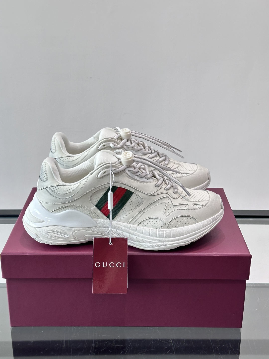 👟GUCCI 2.0复古老爹鞋，经典做旧设计，牛皮➕红绿织带，品牌辨识度超高✨。厚底缓震，日常穿搭或长时