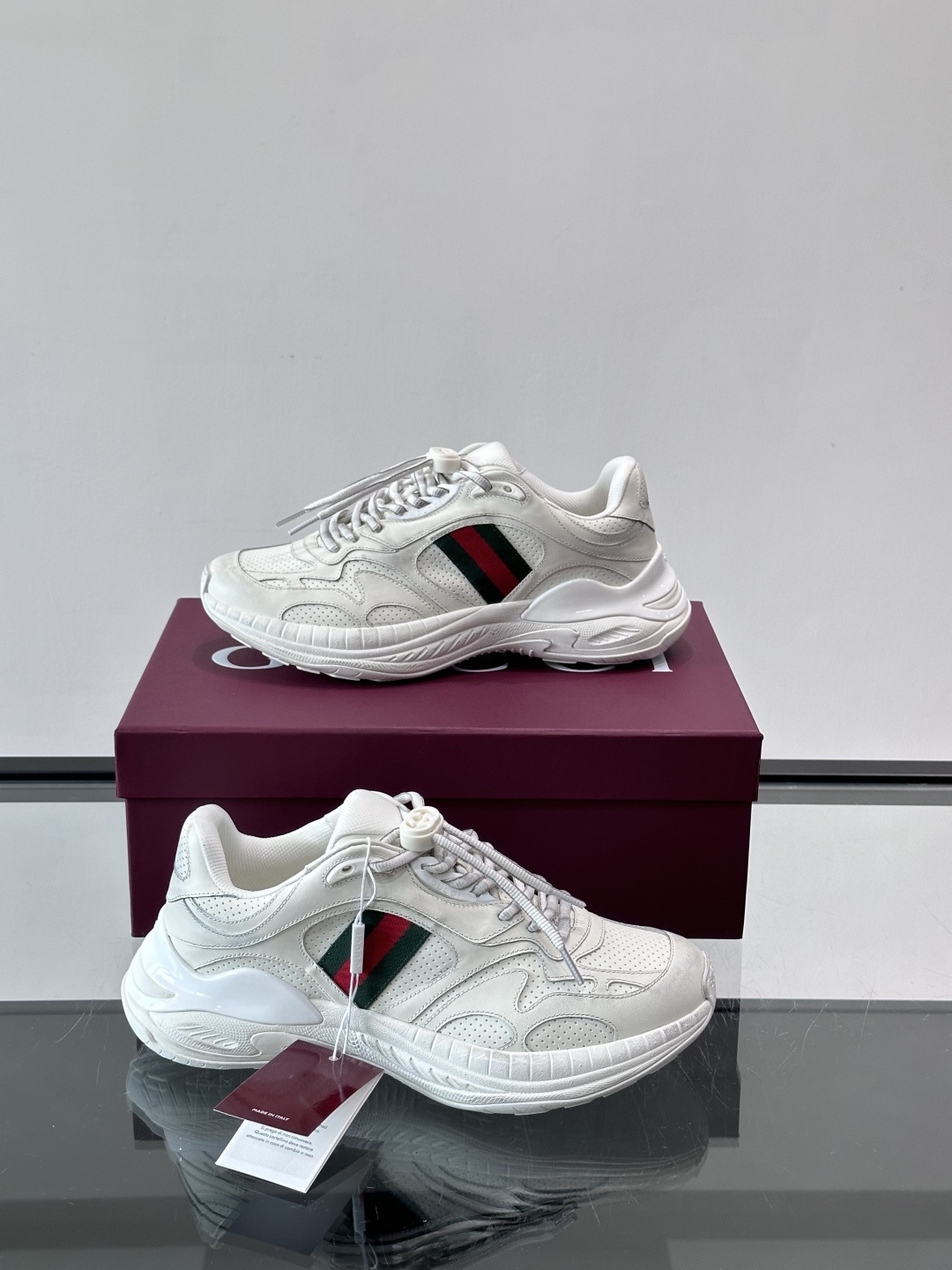 👟GUCCI 2.0复古老爹鞋，经典做旧设计，牛皮➕红绿织带，品牌辨识度超高✨。厚底缓震，日常穿搭或长时