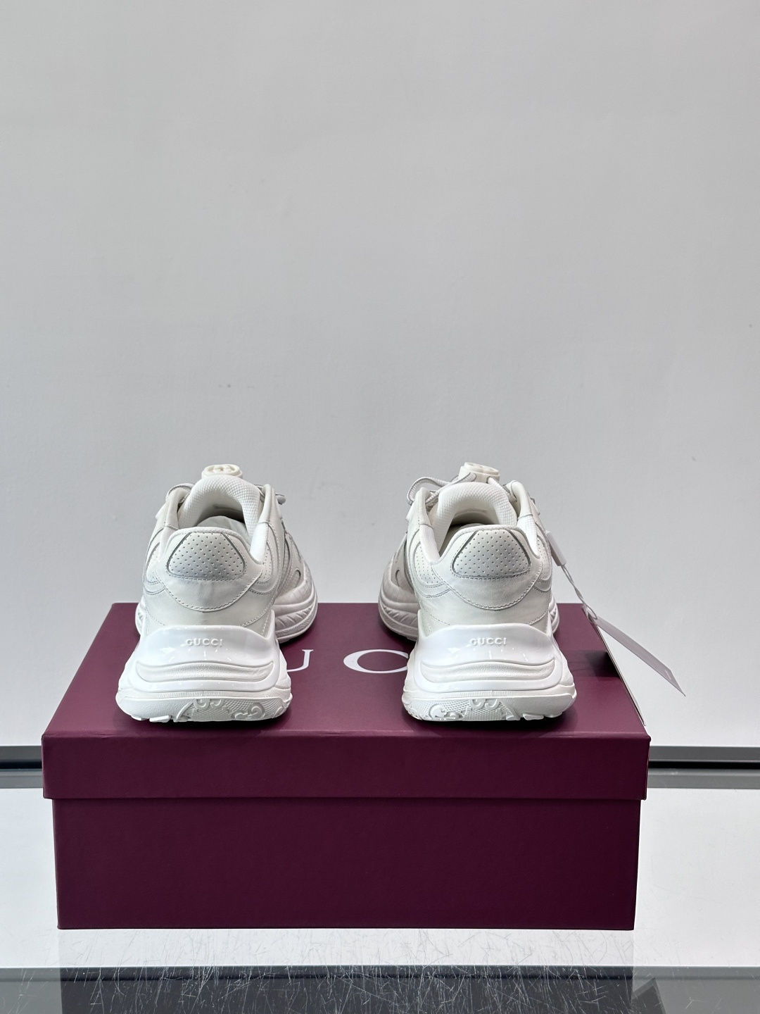 👟GUCCI 2.0复古老爹鞋，经典做旧设计，牛皮➕红绿织带，品牌辨识度超高✨。厚底缓震，日常穿搭或长时