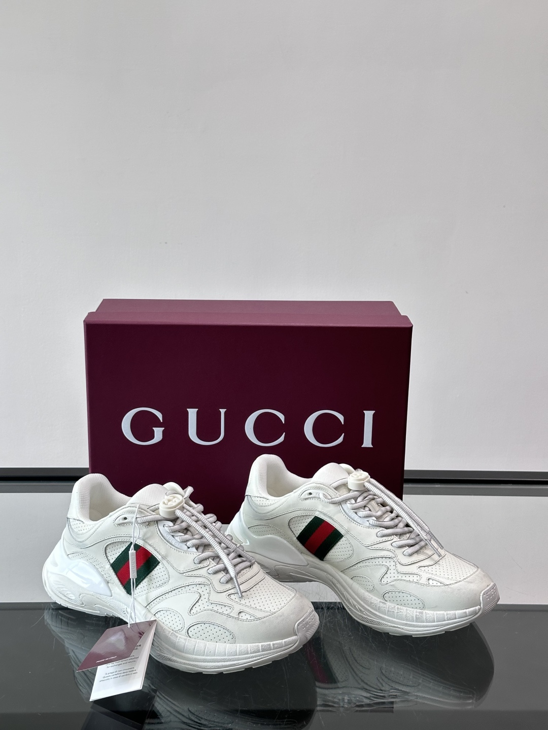 👟GUCCI 2.0复古老爹鞋，经典做旧设计，牛皮➕红绿织带，品牌辨识度超高✨。厚底缓震，日常穿搭或长时