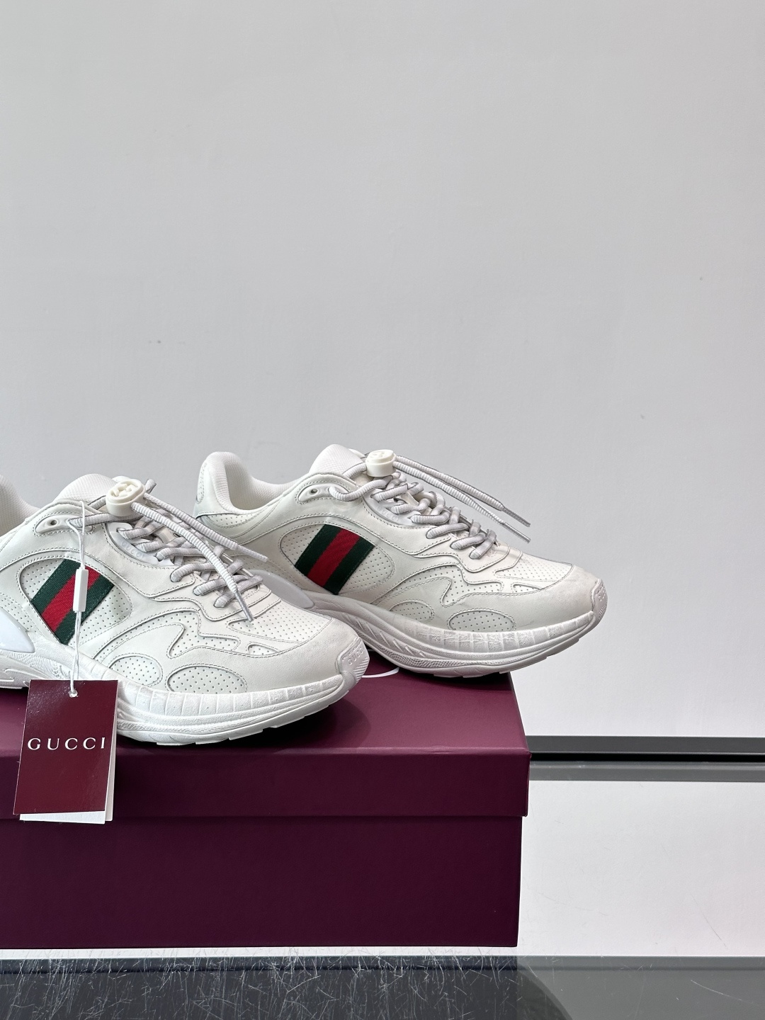 👟GUCCI 2.0复古老爹鞋，经典做旧设计，牛皮➕红绿织带，品牌辨识度超高✨。厚底缓震，日常穿搭或长时