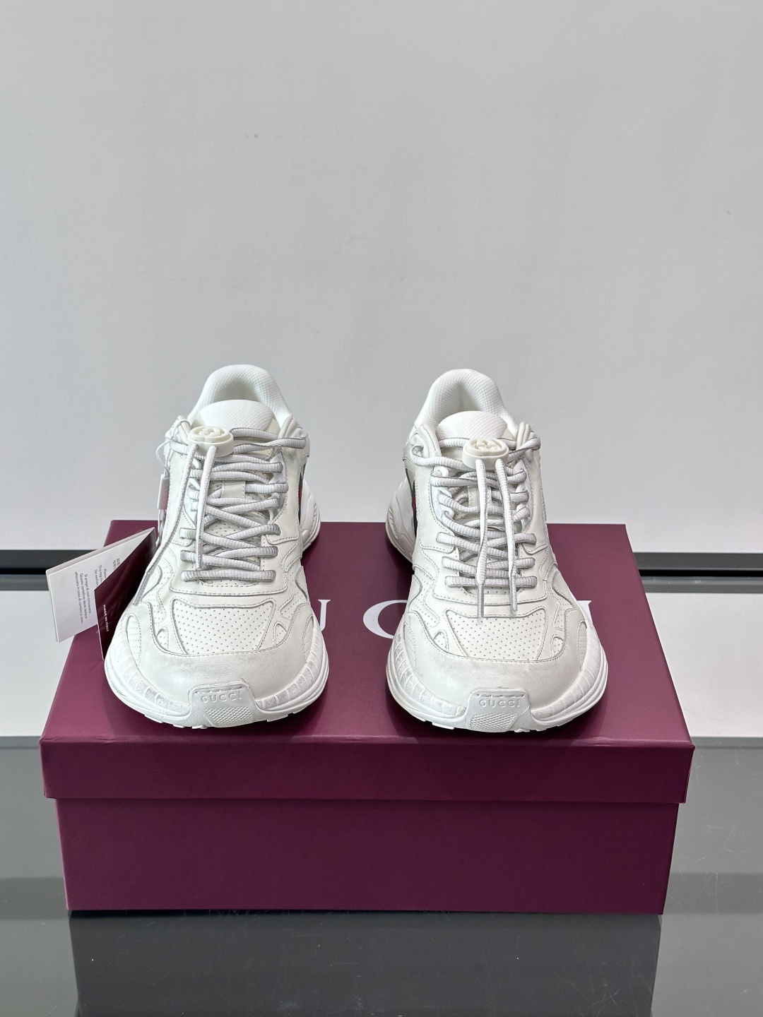 👟GUCCI 2.0复古老爹鞋，经典做旧设计，牛皮➕红绿织带，品牌辨识度超高✨。厚底缓震，日常穿搭或长时