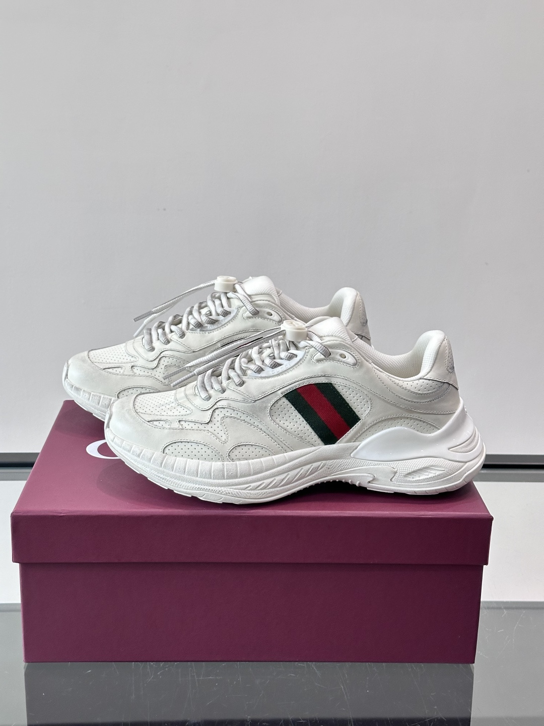 👟GUCCI 2.0复古老爹鞋，经典做旧设计，牛皮➕红绿织带，品牌辨识度超高✨。厚底缓震，日常穿搭或长时