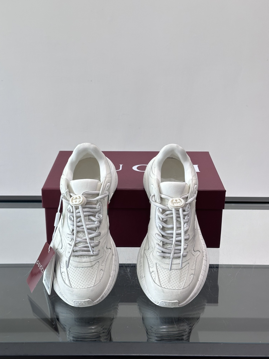 👟GUCCI 2.0复古老爹鞋，经典做旧设计，牛皮➕红绿织带，品牌辨识度超高✨。厚底缓震，日常穿搭或长时