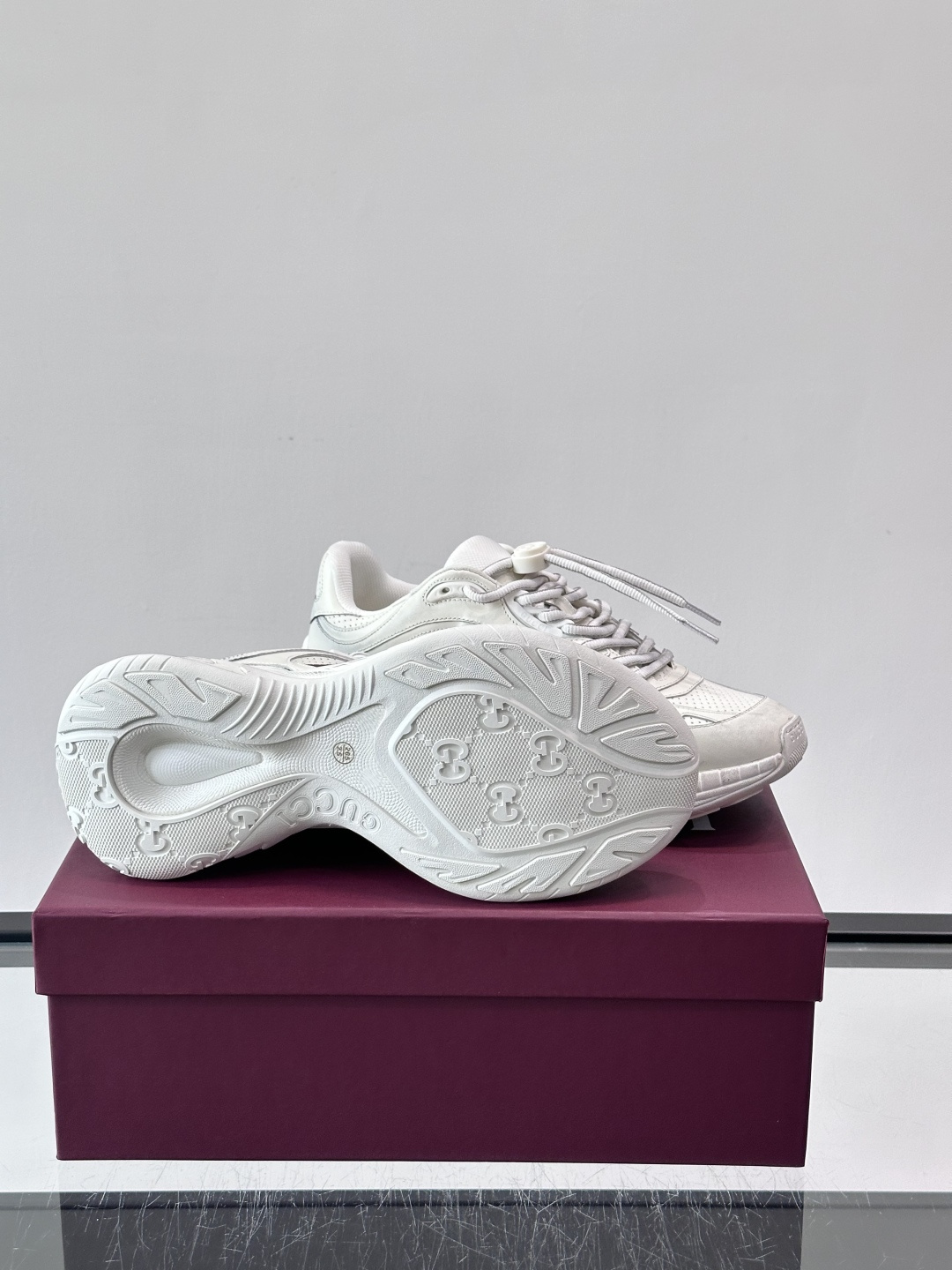 👟GUCCI 2.0复古老爹鞋，经典做旧设计，牛皮➕红绿织带，品牌辨识度超高✨。厚底缓震，日常穿搭或长时