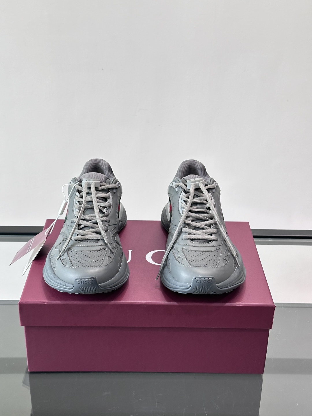 👟GUCCI 2.0复古老爹鞋，经典做旧设计，牛皮➕红绿织带，品牌辨识度超高✨。厚底缓震，日常穿搭或长时