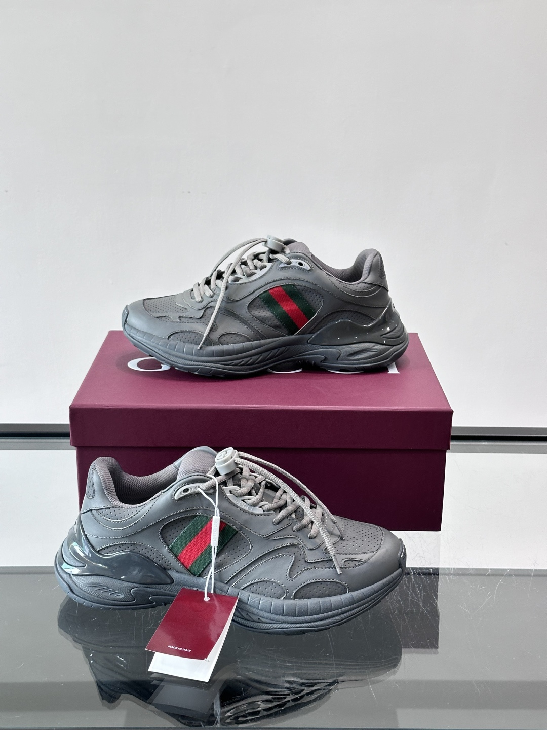 👟GUCCI 2.0复古老爹鞋，经典做旧设计，牛皮➕红绿织带，品牌辨识度超高✨。厚底缓震，日常穿搭或长时
