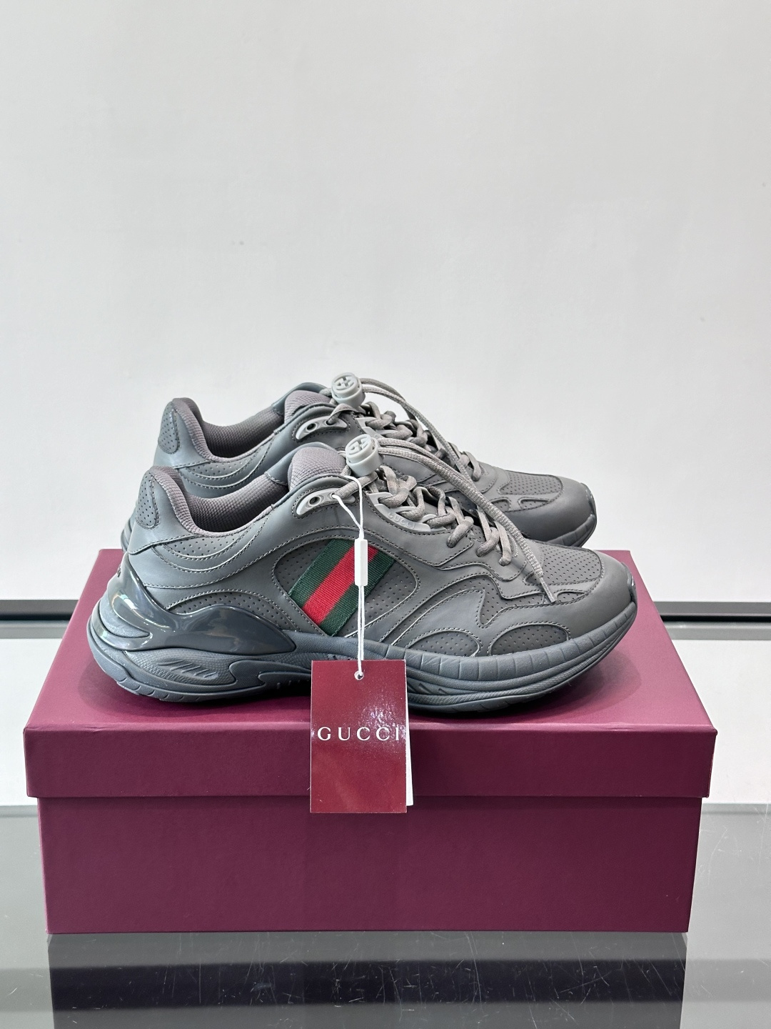 👟GUCCI 2.0复古老爹鞋，经典做旧设计，牛皮➕红绿织带，品牌辨识度超高✨。厚底缓震，日常穿搭或长时