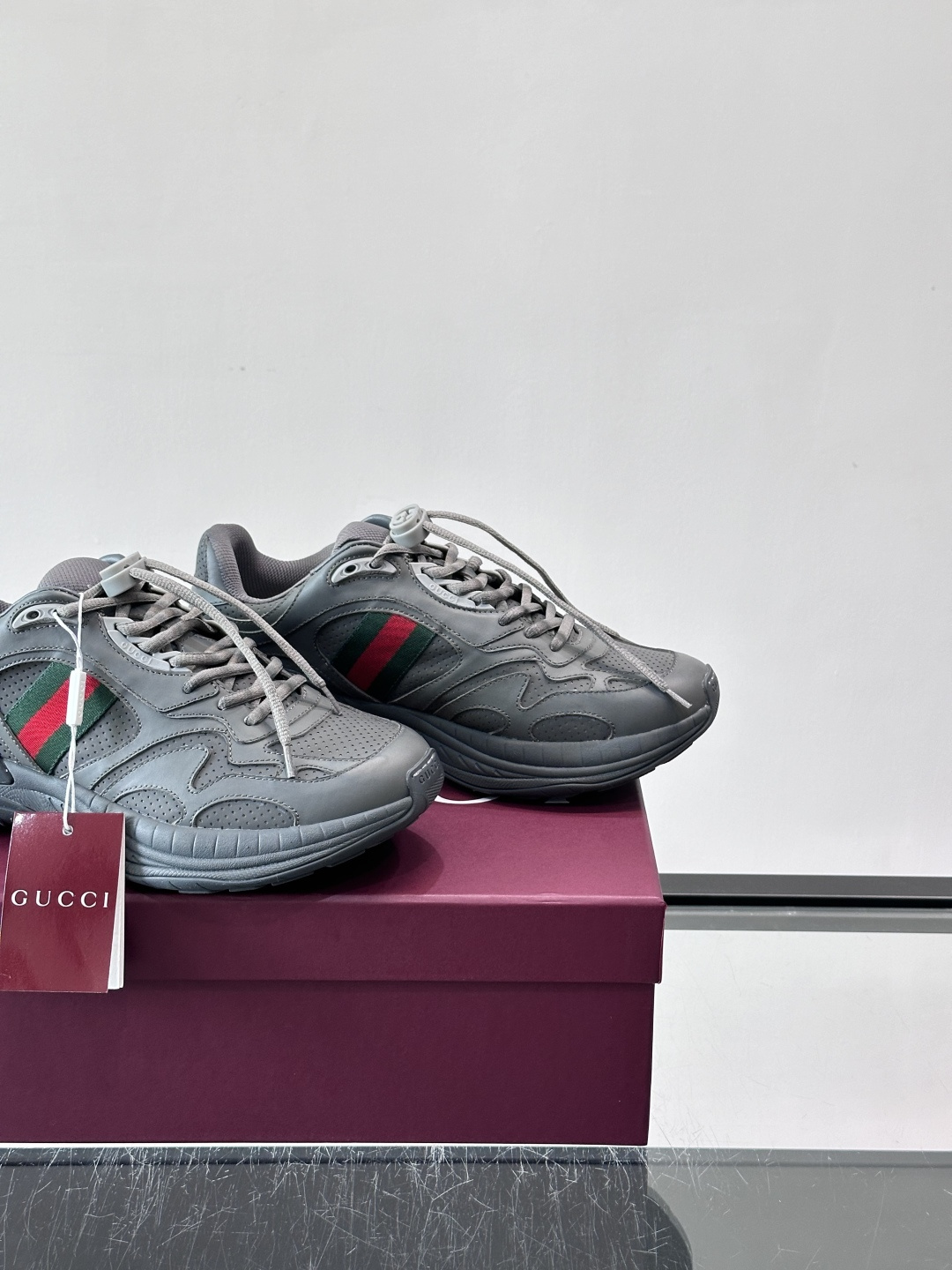 👟GUCCI 2.0复古老爹鞋，经典做旧设计，牛皮➕红绿织带，品牌辨识度超高✨。厚底缓震，日常穿搭或长时