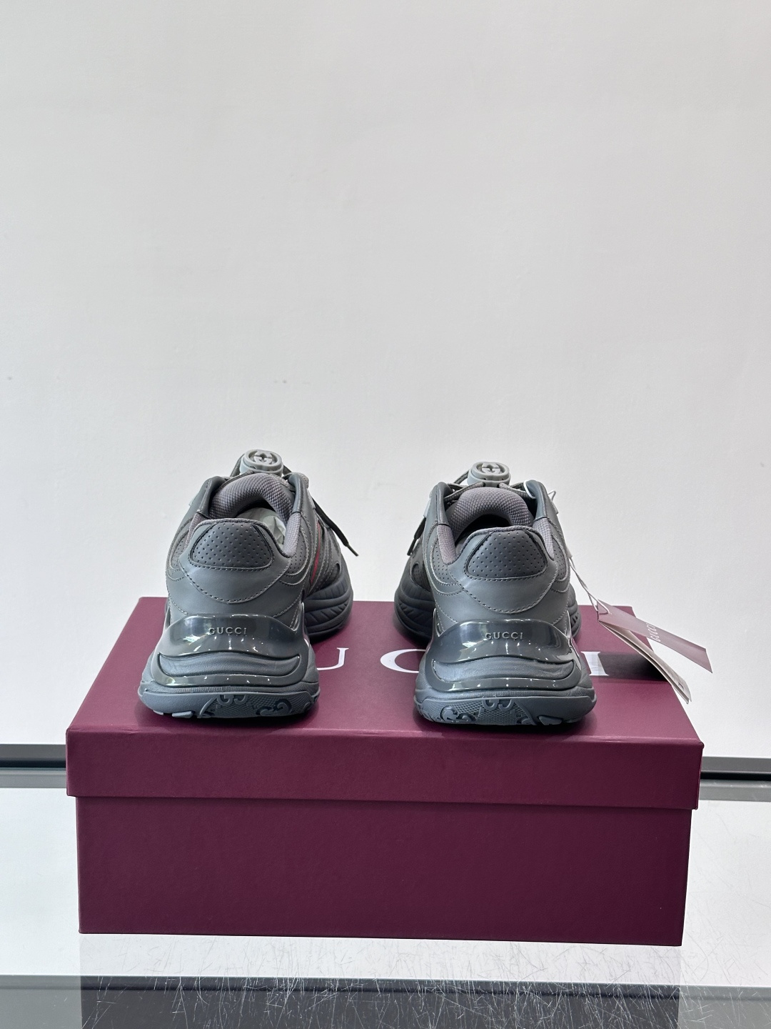 👟GUCCI 2.0复古老爹鞋，经典做旧设计，牛皮➕红绿织带，品牌辨识度超高✨。厚底缓震，日常穿搭或长时