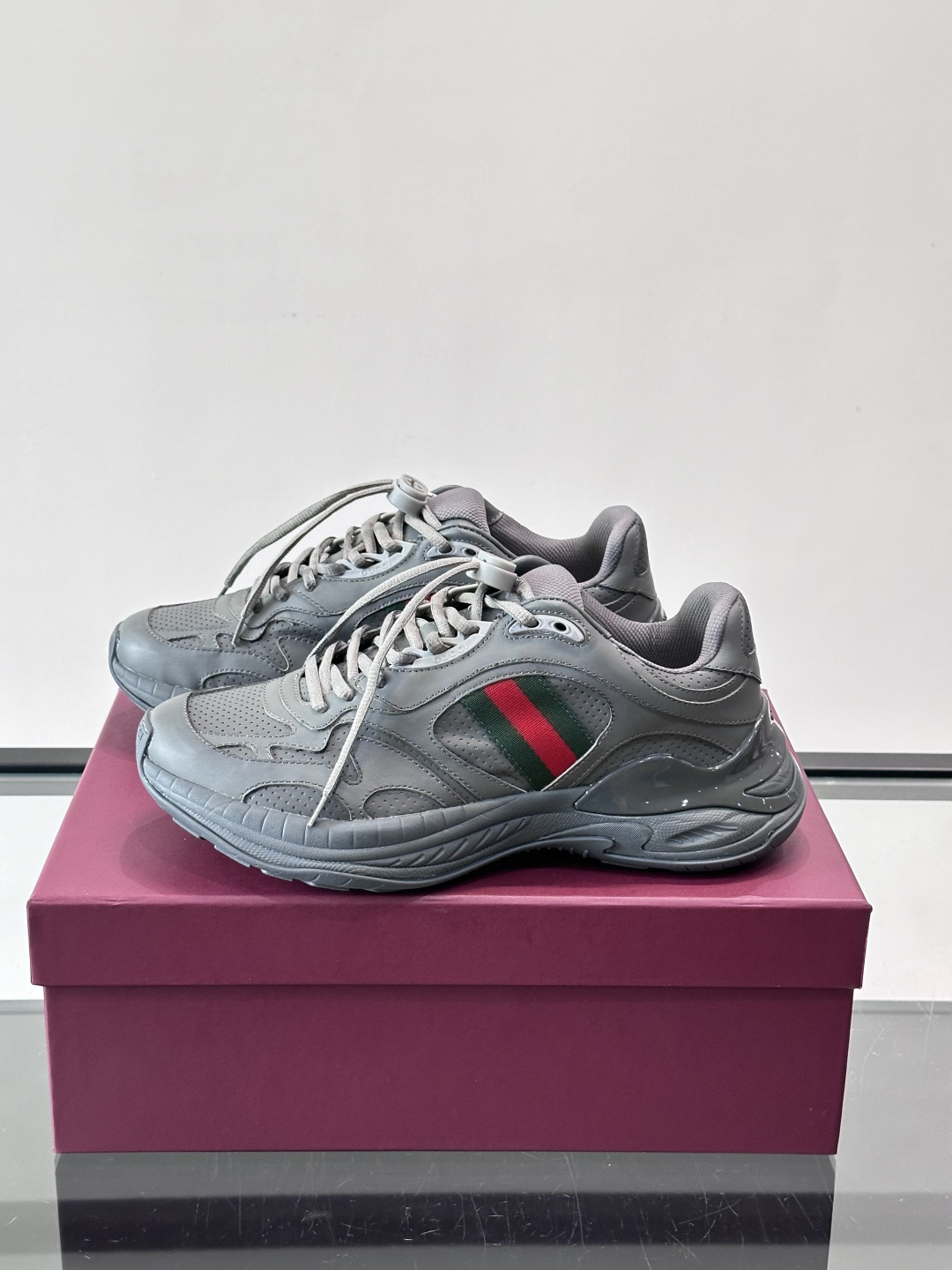 👟GUCCI 2.0复古老爹鞋，经典做旧设计，牛皮➕红绿织带，品牌辨识度超高✨。厚底缓震，日常穿搭或长时