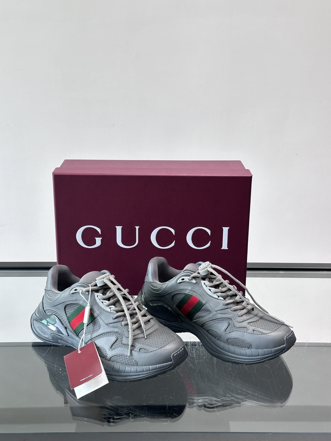 👟GUCCI 2.0复古老爹鞋，经典做旧设计，牛皮➕红绿织带，品牌辨识度超高✨。厚底缓震，日常穿搭或长时