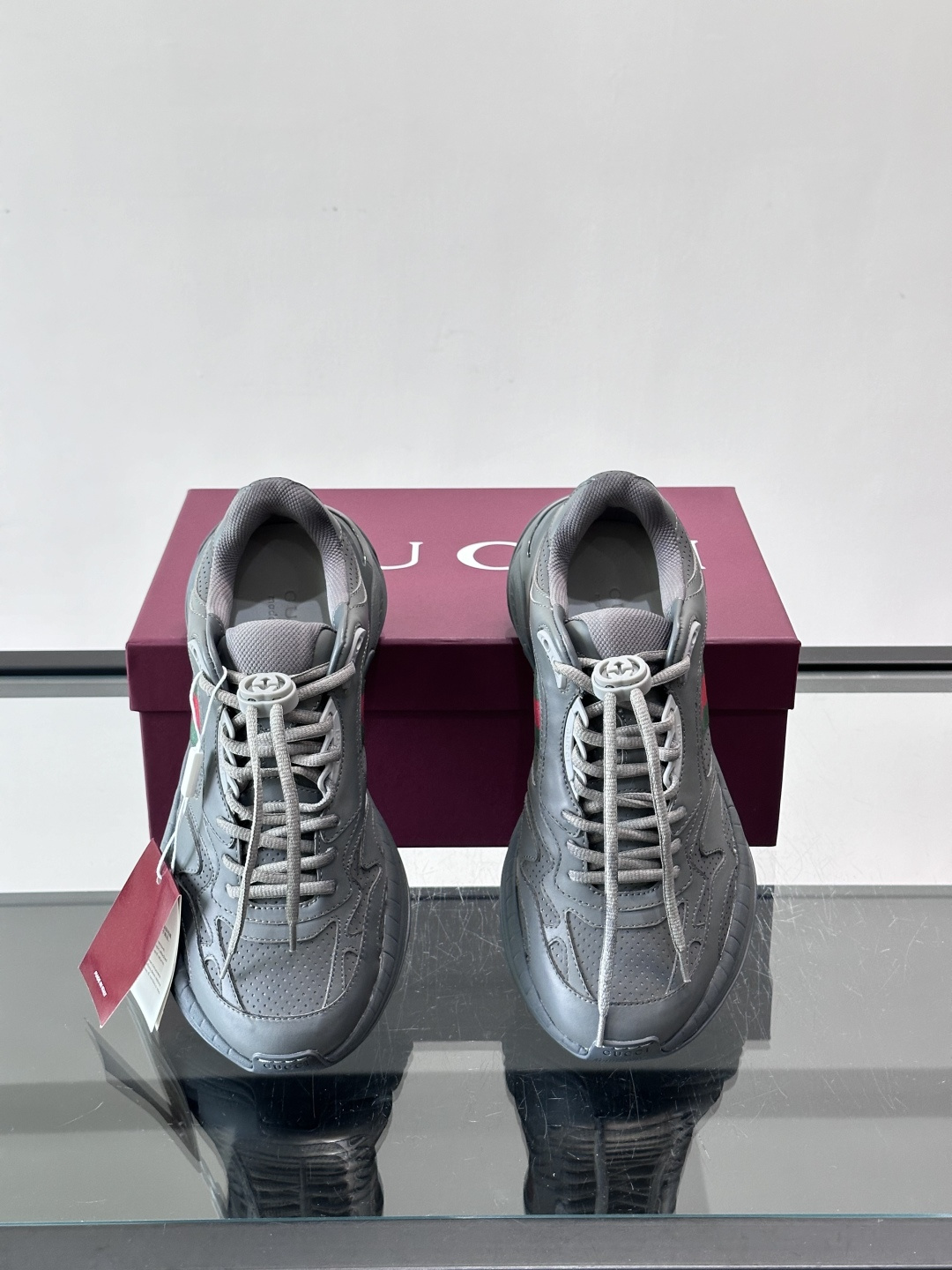 👟GUCCI 2.0复古老爹鞋，经典做旧设计，牛皮➕红绿织带，品牌辨识度超高✨。厚底缓震，日常穿搭或长时