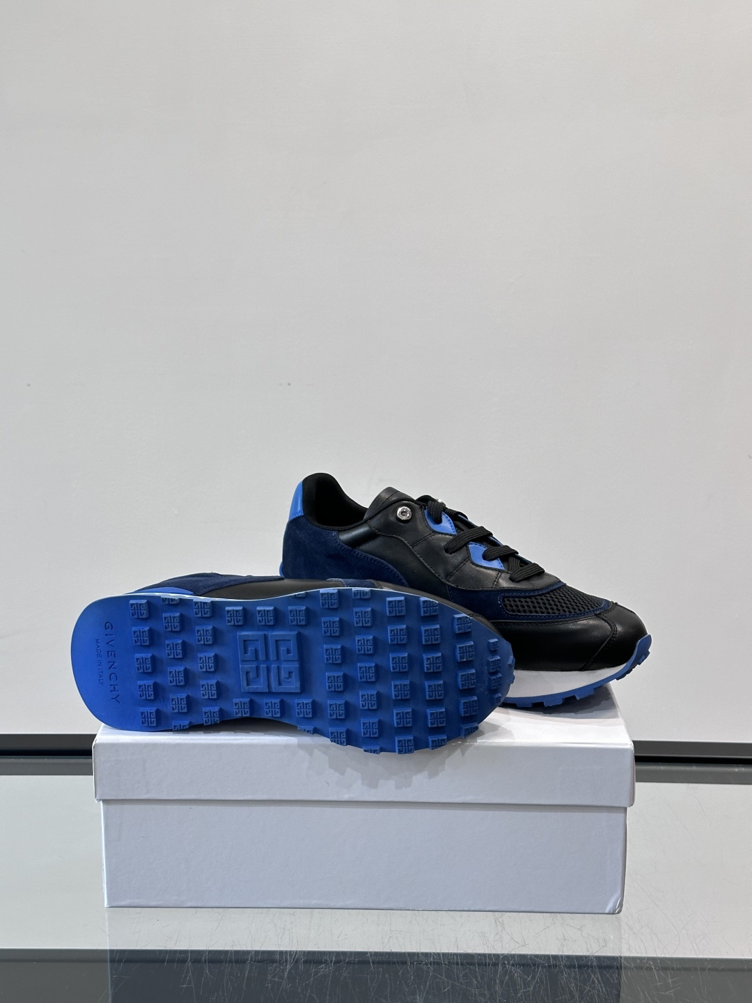 Givenchy 男士拼接休闲鞋​​👟，网面织物+皮革拼接，透气又耐穿！弹力织带+烫金Logo，简约时尚