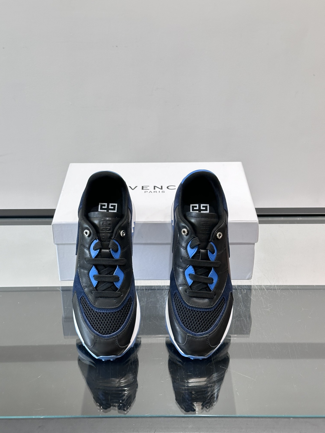 Givenchy 男士拼接休闲鞋​​👟，网面织物+皮革拼接，透气又耐穿！弹力织带+烫金Logo，简约时尚