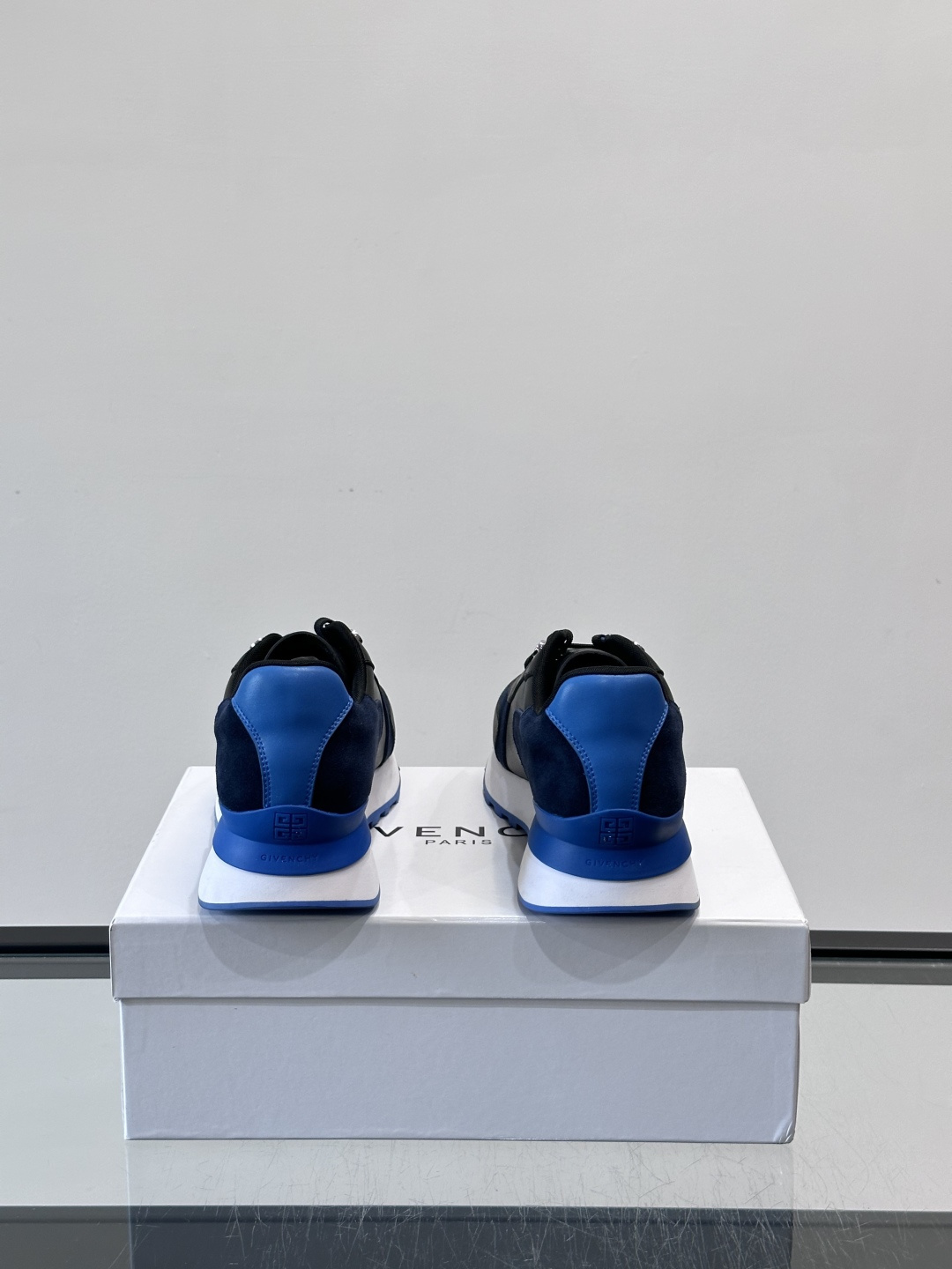 Givenchy 男士拼接休闲鞋​​👟，网面织物+皮革拼接，透气又耐穿！弹力织带+烫金Logo，简约时尚