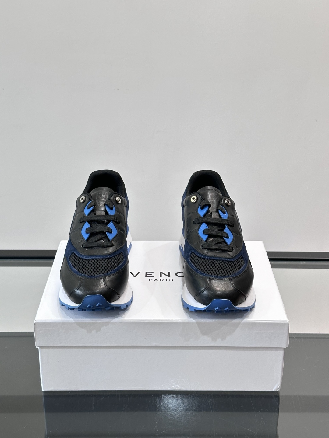Givenchy 男士拼接休闲鞋​​👟，网面织物+皮革拼接，透气又耐穿！弹力织带+烫金Logo，简约时尚
