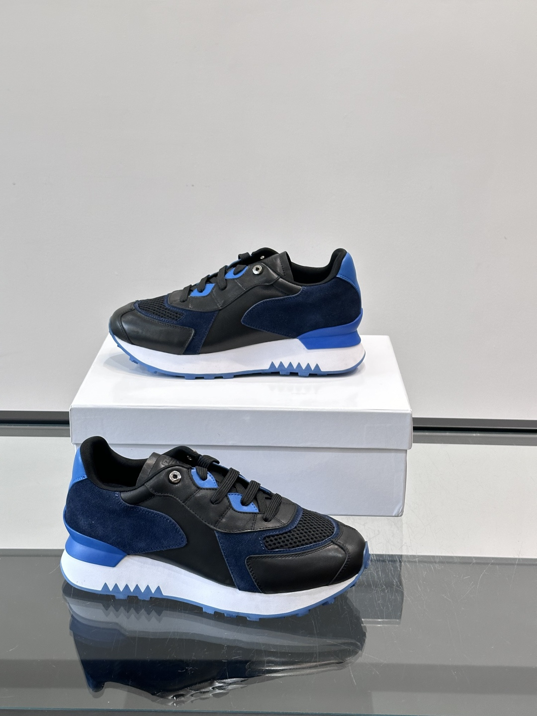 Givenchy 男士拼接休闲鞋​​👟，网面织物+皮革拼接，透气又耐穿！弹力织带+烫金Logo，简约时尚
