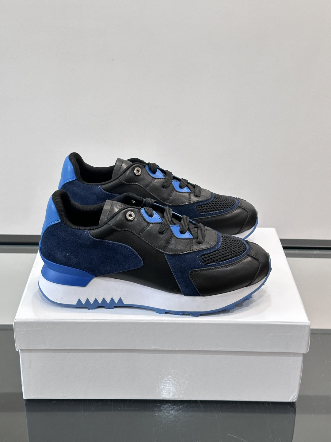 Givenchy 男士拼接休闲鞋​​👟，网面织物+皮革拼接，透气又耐穿！弹力织带+烫金Logo，简约时尚