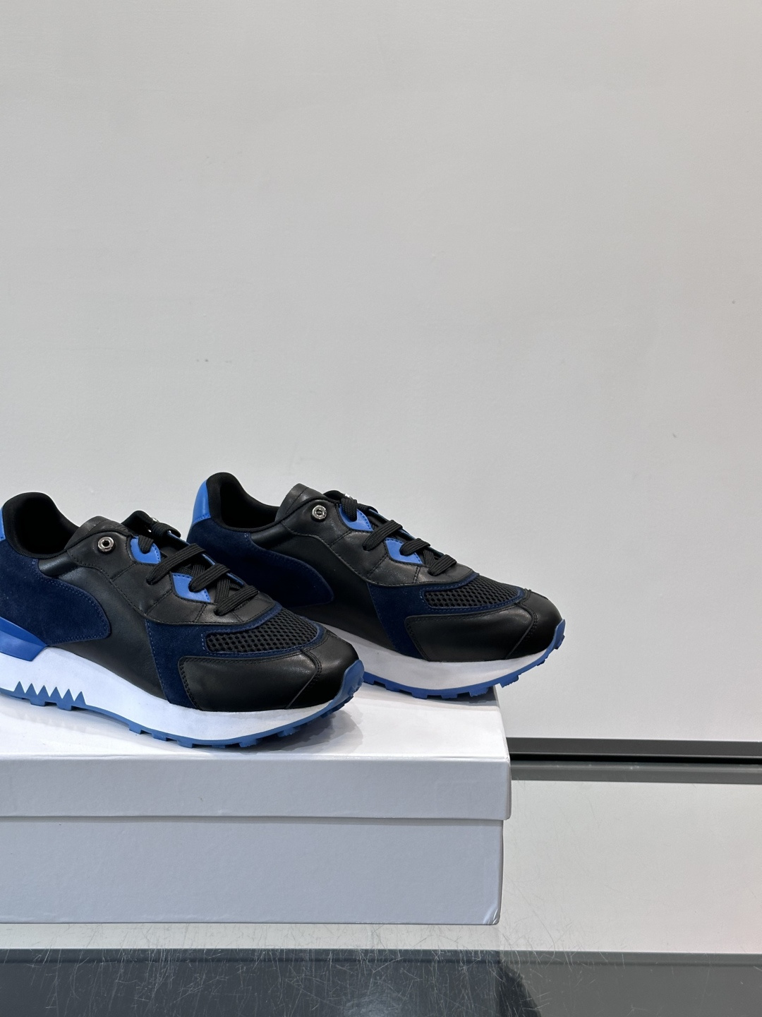 Givenchy 男士拼接休闲鞋​​👟，网面织物+皮革拼接，透气又耐穿！弹力织带+烫金Logo，简约时尚