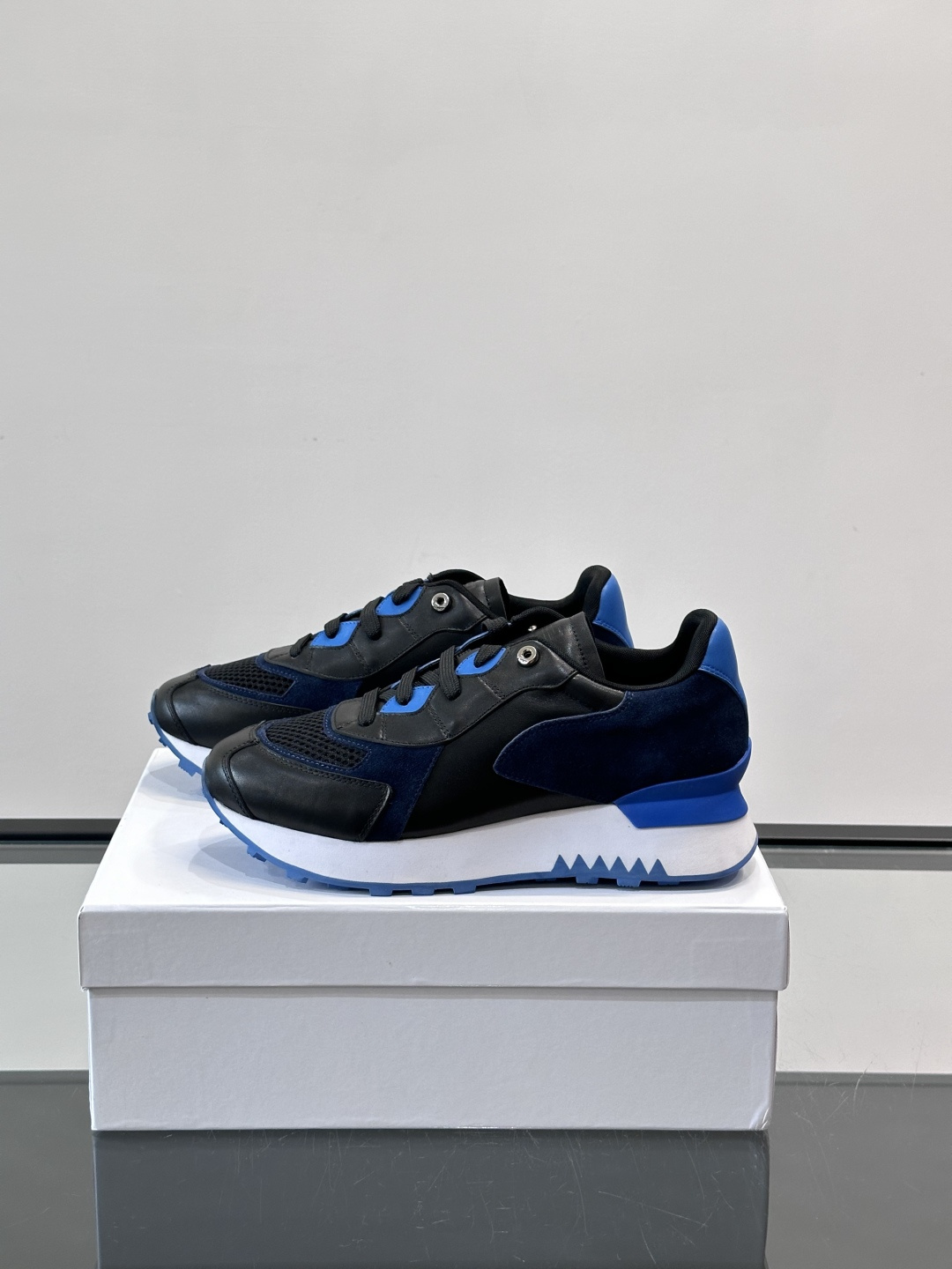 Givenchy 男士拼接休闲鞋​​👟，网面织物+皮革拼接，透气又耐穿！弹力织带+烫金Logo，简约时尚