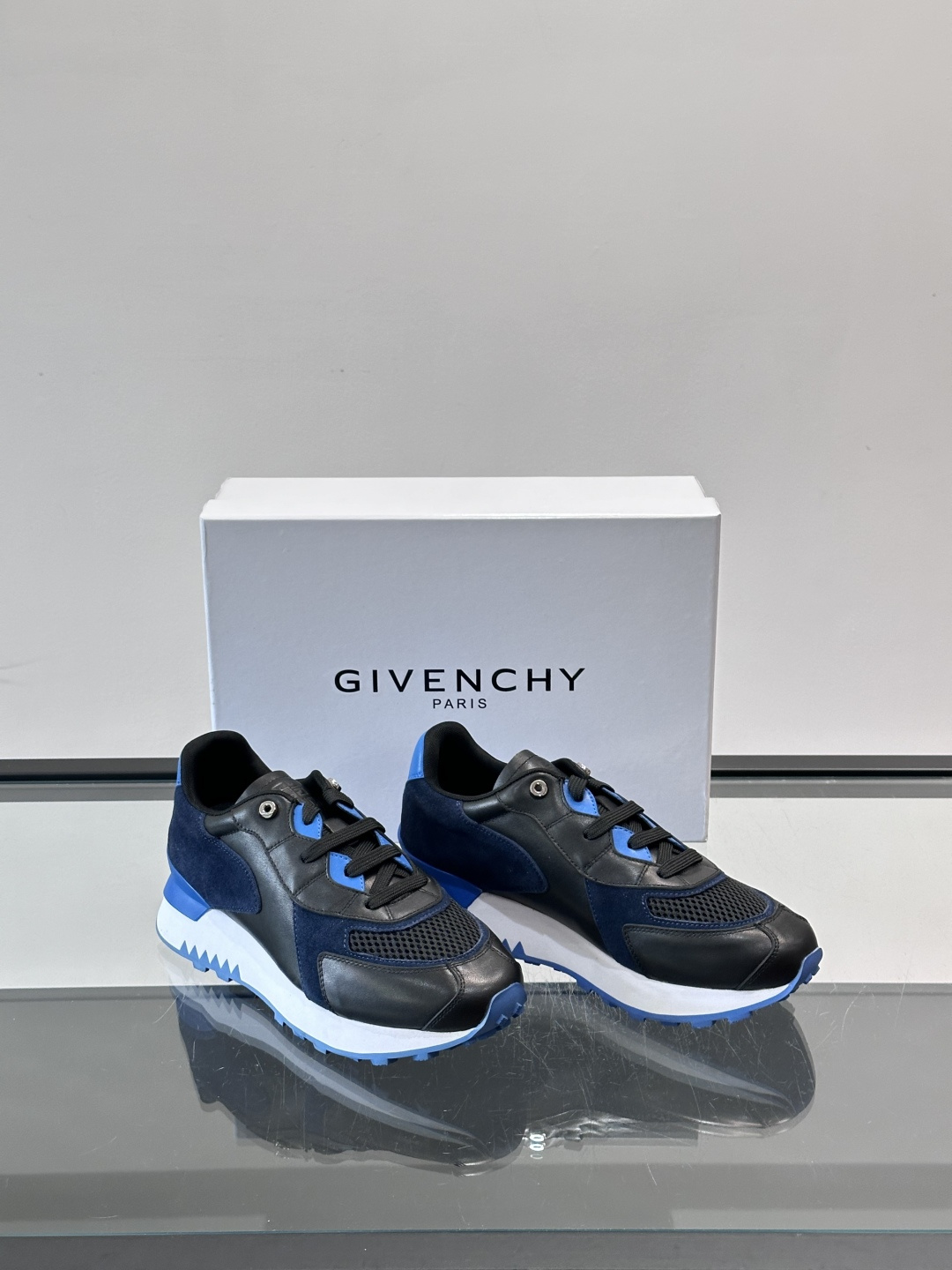 Givenchy 男士拼接休闲鞋​​👟，网面织物+皮革拼接，透气又耐穿！弹力织带+烫金Logo，简约时尚