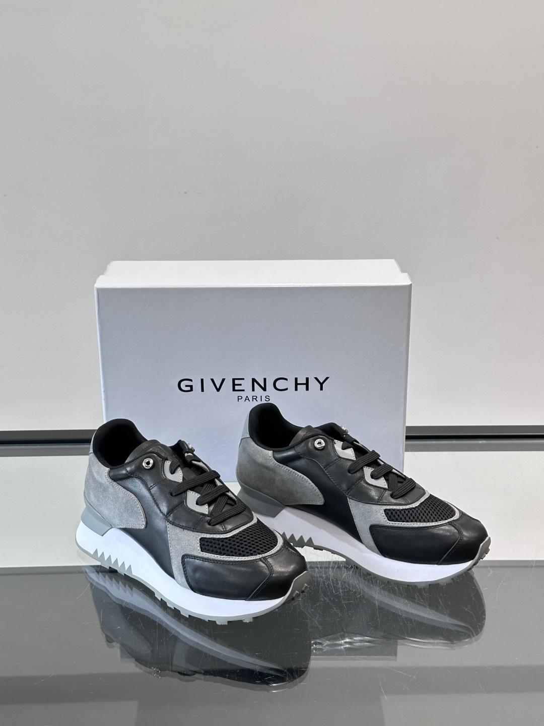 Givenchy 男士拼接休闲鞋​​👟，网面织物+皮革拼接，透气又耐穿！弹力织带+烫金Logo，简约时尚