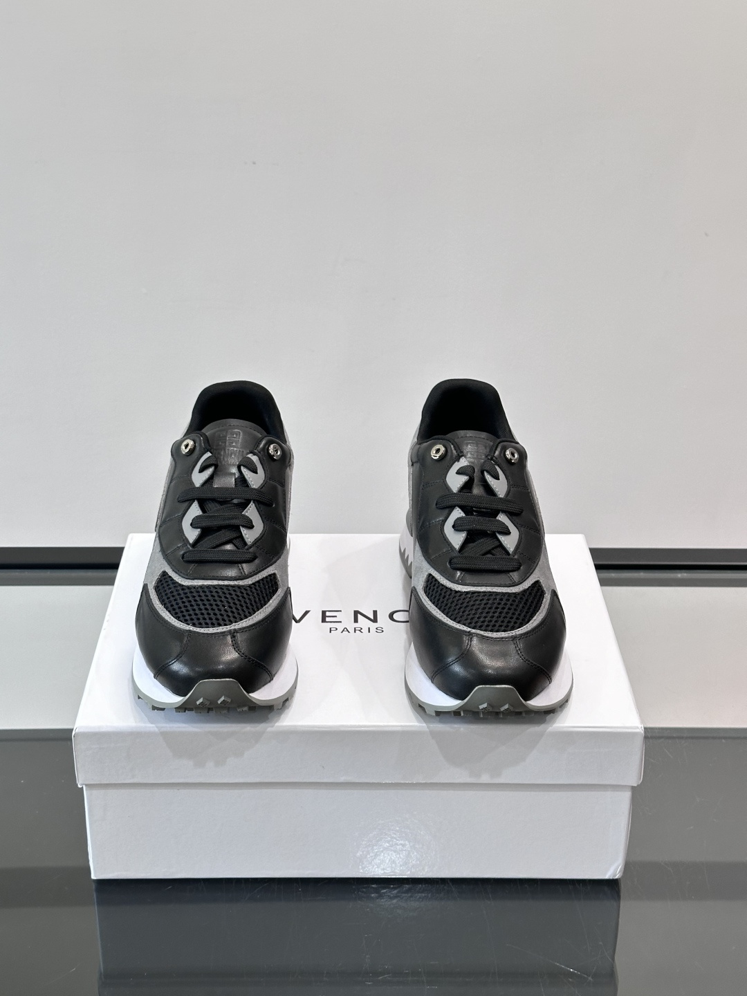 Givenchy 男士拼接休闲鞋​​👟，网面织物+皮革拼接，透气又耐穿！弹力织带+烫金Logo，简约时尚