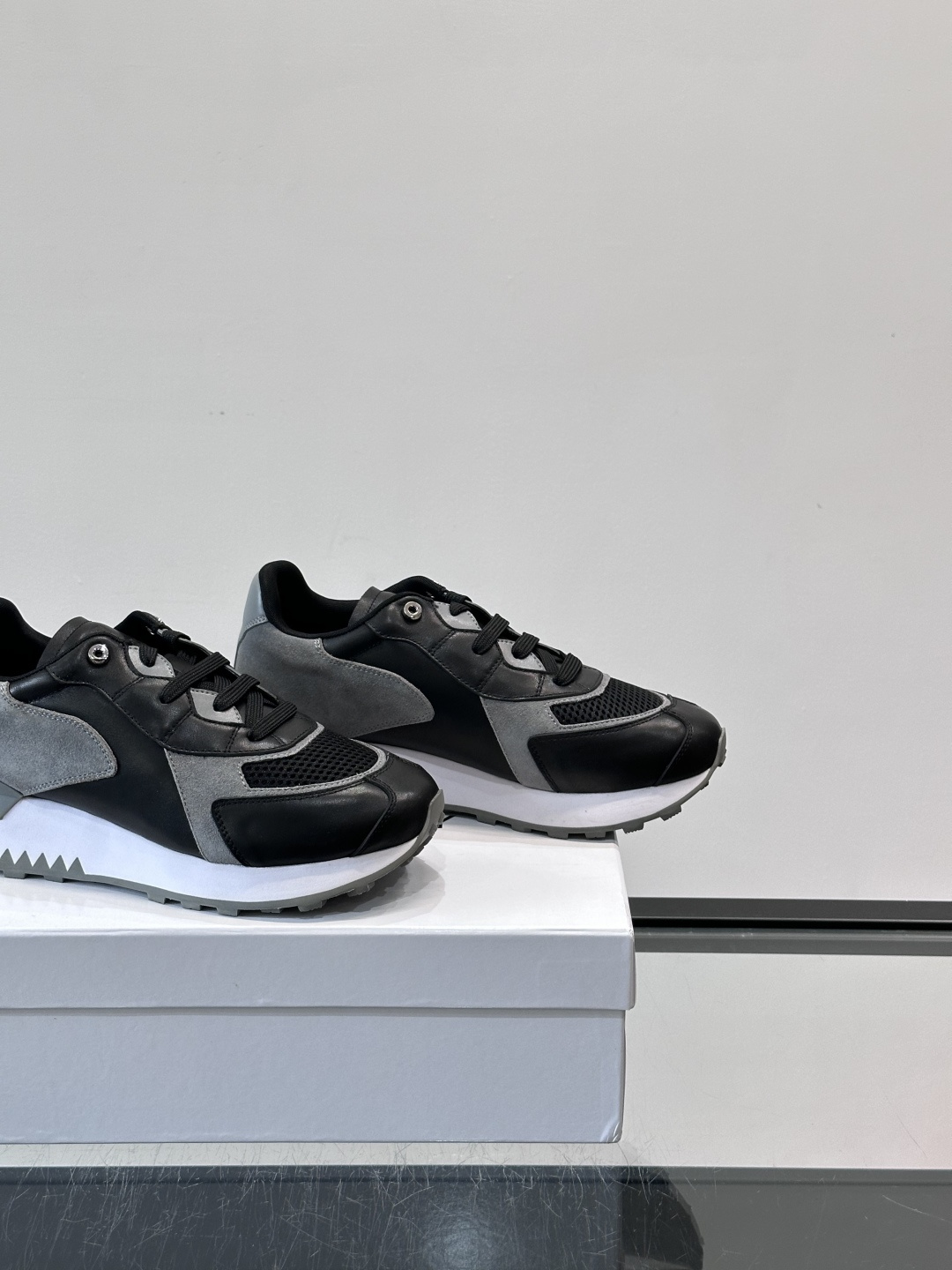 Givenchy 男士拼接休闲鞋​​👟，网面织物+皮革拼接，透气又耐穿！弹力织带+烫金Logo，简约时尚