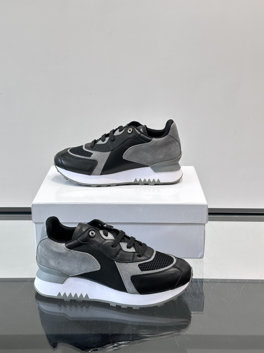 Givenchy 男士拼接休闲鞋​​👟，网面织物+皮革拼接，透气又耐穿！弹力织带+烫金Logo，简约时尚