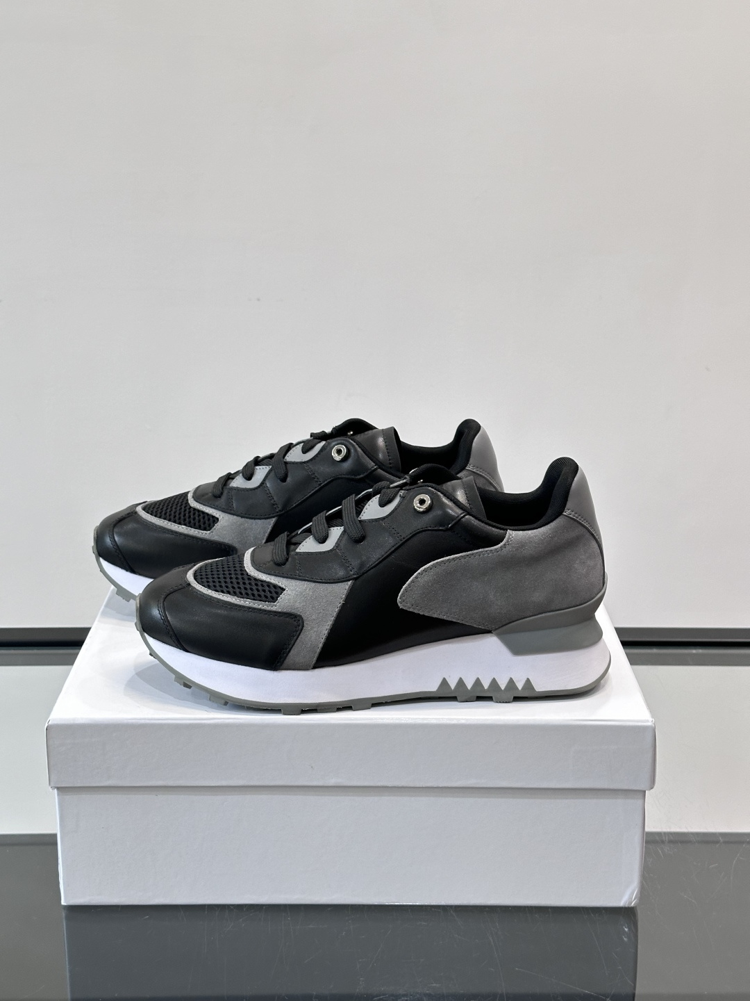 Givenchy 男士拼接休闲鞋​​👟，网面织物+皮革拼接，透气又耐穿！弹力织带+烫金Logo，简约时尚