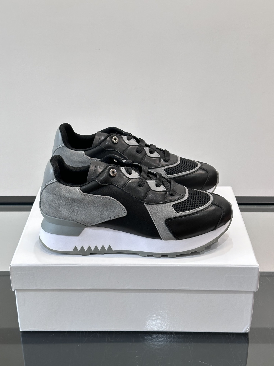 Givenchy 男士拼接休闲鞋​​👟，网面织物+皮革拼接，透气又耐穿！弹力织带+烫金Logo，简约时尚