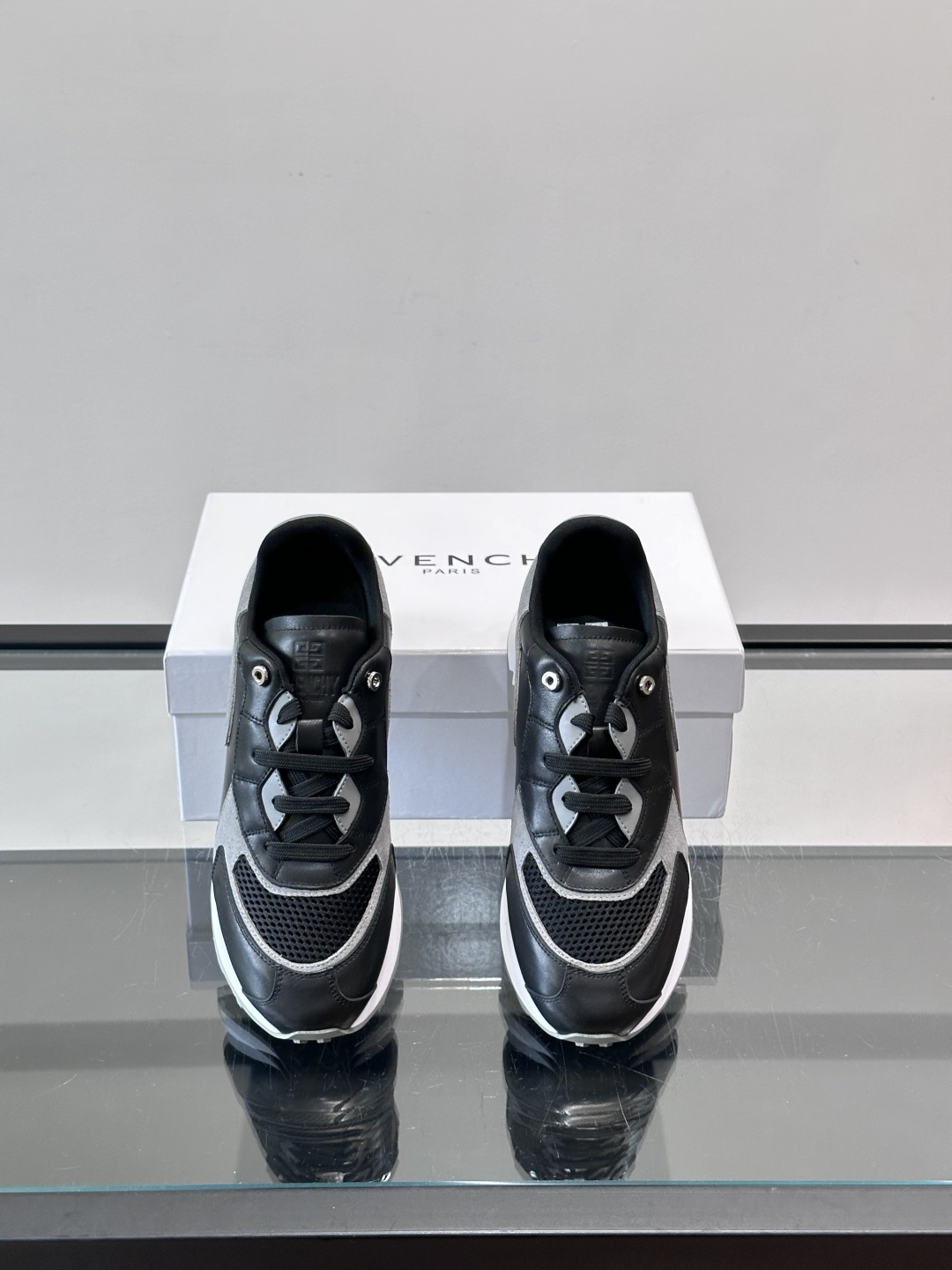 Givenchy 男士拼接休闲鞋​​👟，网面织物+皮革拼接，透气又耐穿！弹力织带+烫金Logo，简约时尚