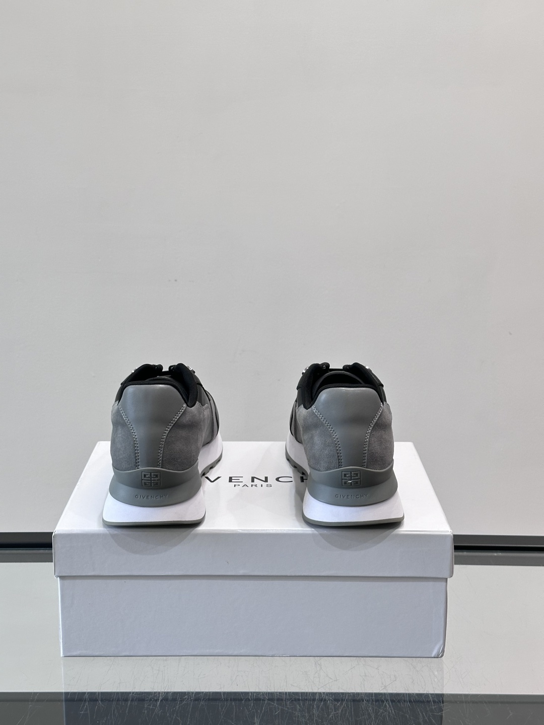 Givenchy 男士拼接休闲鞋​​👟，网面织物+皮革拼接，透气又耐穿！弹力织带+烫金Logo，简约时尚